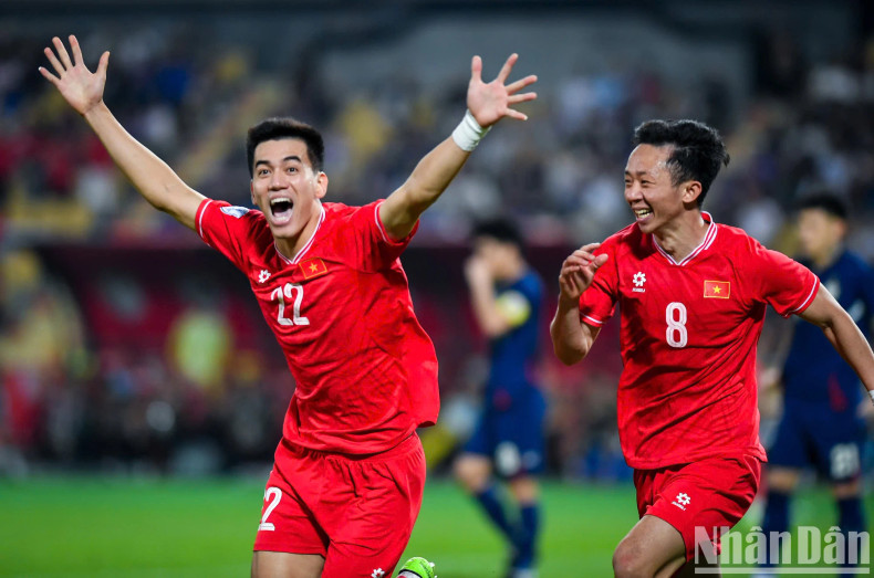 Not stopping there, in the 90+20th minute, Hai Long kicked the ball into an empty net, raising the score to 3-2 for Vietnam. Not stopping there, in the 90+20th minute, Hai Long kicked the ball into an empty net, raising the score to 3-2 for Vietnam.