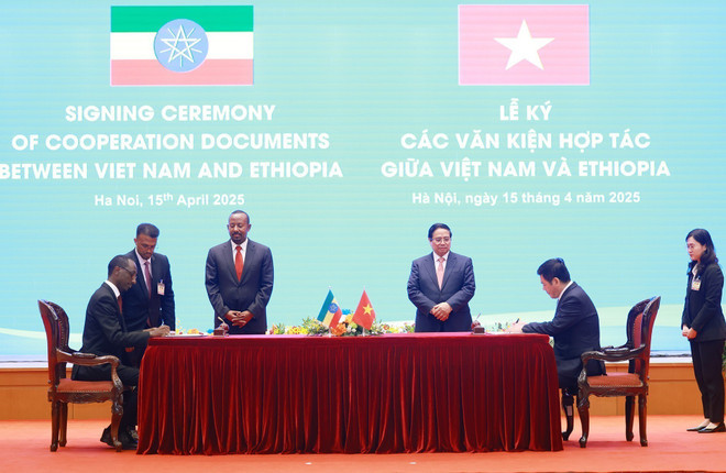 The two PMs witness the signing of a memorandum of understanding (MoU) on trade cooperation between the Vietnamese Ministry of Industry and Trade and the Ethiopian Ministry of Trade and Regional Integration. (Photo: VNA) The two PMs witness the signing of a memorandum of understanding (MoU) on trade cooperation between the Vietnamese Ministry of Industry and Trade and the Ethiopian Ministry of Trade and Regional Integration. (Photo: VNA)