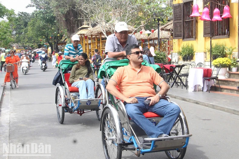 Tourists visit Hoi An by cyclo. (Photo: Dinh Tang) Tourists visit Hoi An by cyclo. (Photo: Dinh Tang)