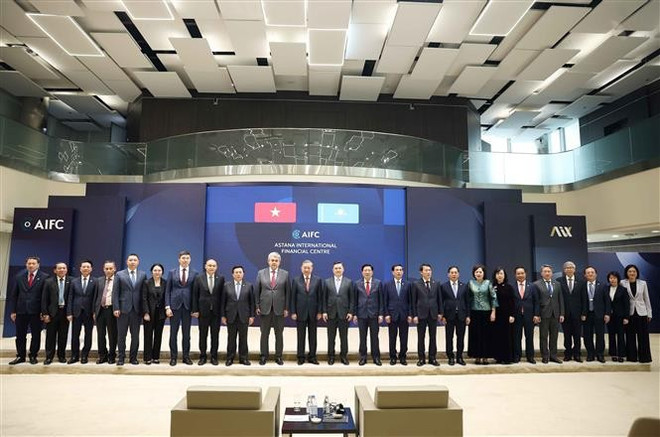 Party General Secretary To Lam poses for a group photo at the Astana International Financial Centre. (Photo: VNA)