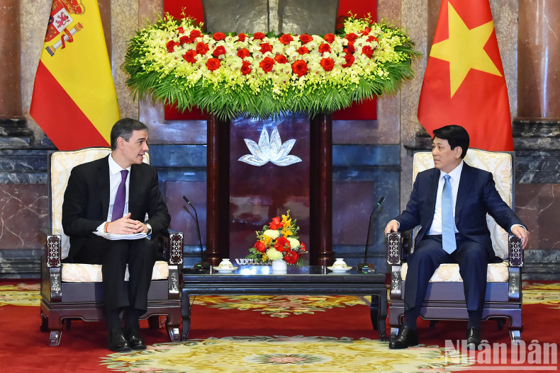 President Luong Cuong receives Spanish Prime Minister Pedro Sánchez.
