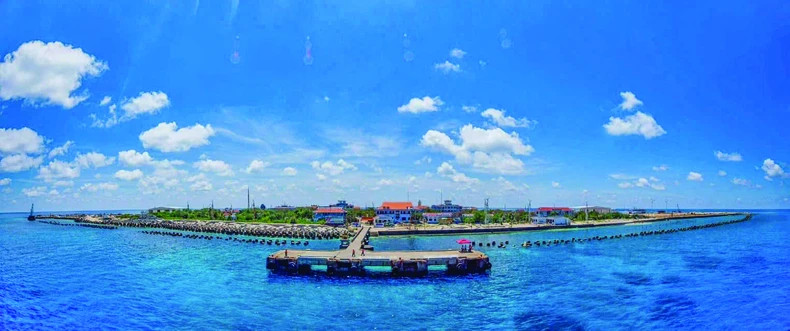 Truong Sa stands blue in the middle of the ocean. (Photo: Trung Kien)