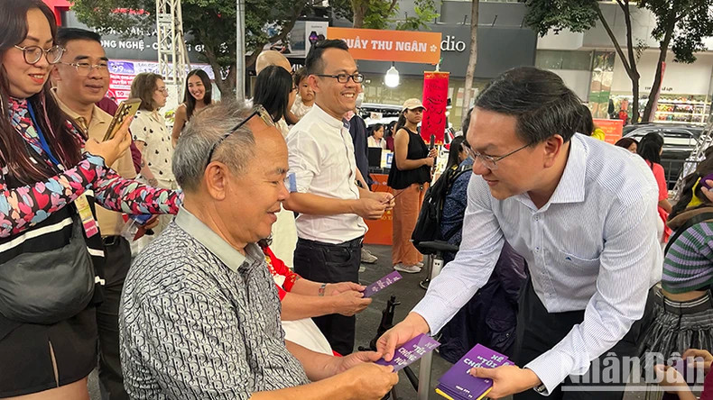 Lam Dinh Thang, Director of the Department of Information and Communications of Ho Chi Minh City, gives lucky books to guests attending the programme. Lam Dinh Thang, Director of the Department of Information and Communications of Ho Chi Minh City, gives lucky books to guests attending the programme.