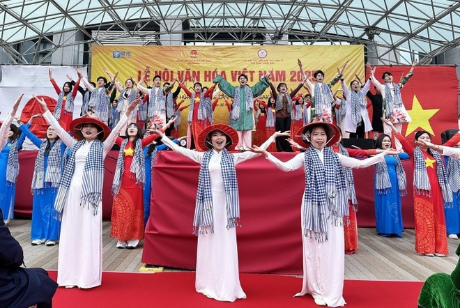 A traditional costume show at the Vietnam Culture Festival 2025 in Osaka. (Photo: VNA)