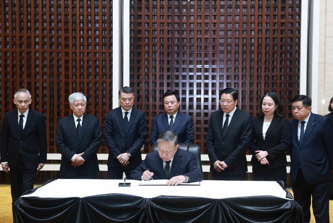 Party General Secretary To Lam writes on the condolence book (Photo: VNA)