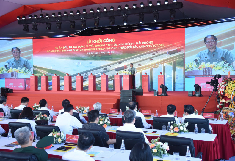 Prime Minister Pham Minh Chinh speaks at the groundbreaking ceremony.