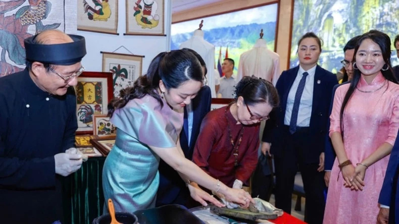 Thai Prime Minister Paetongtarn Shinawatra experiences making Dong Ho folk paintings.