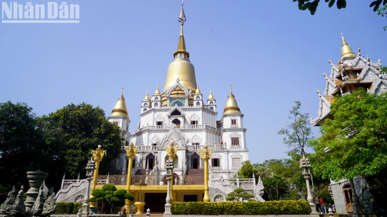 The pagoda has a campus of up to 11 hectares; visitors often come here to pray on weekends and admire the beauty of the pagoda. The pagoda has a campus of up to 11 hectares; visitors often come here to pray on weekends and admire the beauty of the pagoda.