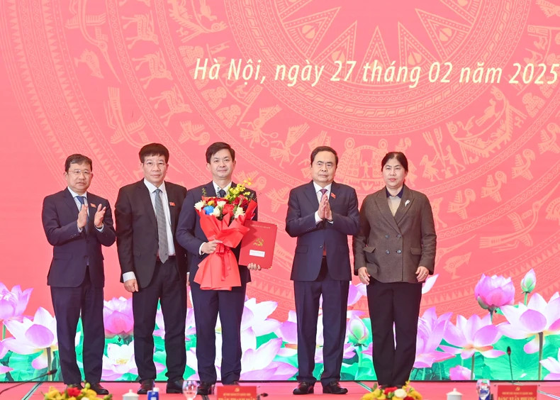 Tran Thanh Man, Secretary of the National Assembly Party Committee and Chairman of the National Assembly, presents the decision to the Party Committee of the National Assembly Office. (Photo: Duy Linh) Tran Thanh Man, Secretary of the National Assembly Party Committee and Chairman of the National Assembly, presents the decision to the Party Committee of the National Assembly Office. (Photo: Duy Linh)