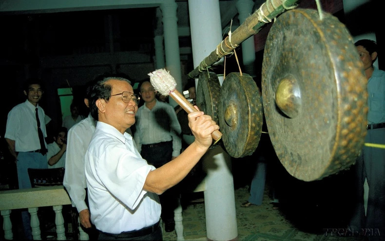President Tran Duc Luong joined in the gong performance with ethnic people in the mountainous district of Tuong Duong (Nghe An), 1998. (Photo: VNA) President Tran Duc Luong joined in the gong performance with ethnic people in the mountainous district of Tuong Duong (Nghe An), 1998. (Photo: VNA)