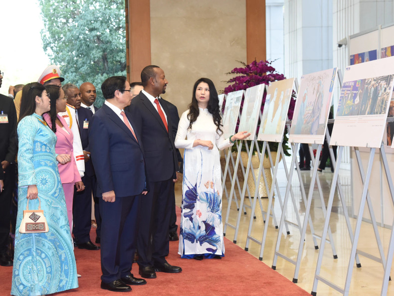 The two PMs tour a photo exhibiton on bilateral relations held by the Vietnam News Agency (Photo: NDO) The two PMs tour a photo exhibiton on bilateral relations held by the Vietnam News Agency (Photo: NDO)