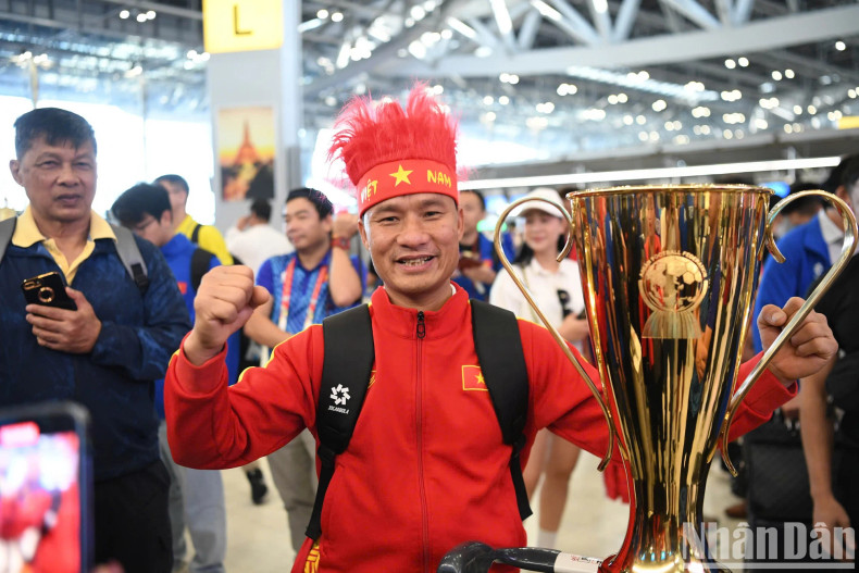 Keeping their promise, the Vietnamese team brings the championship trophy back home.