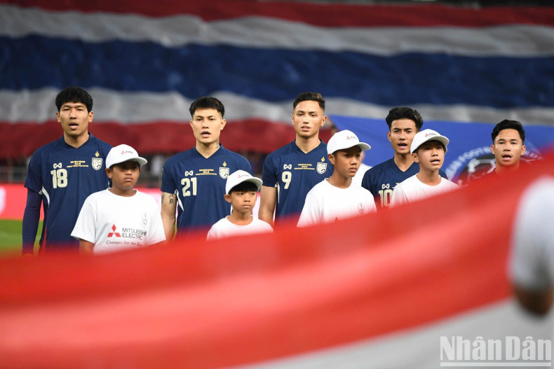 Members of the Thai team perform the flag salute ceremony and sing the national anthem. Members of the Thai team perform the flag salute ceremony and sing the national anthem.