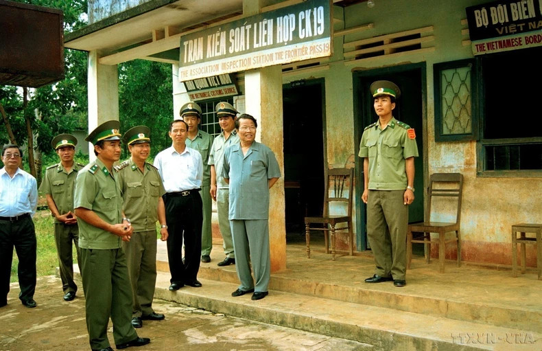 President Tran Duc Luong visited the joint control station CK19 in Duc Co District (Gia Lai) on the Viet Nam-Cambodia border (1999). (Photo: Trong Nghiep/VNA) President Tran Duc Luong visited the joint control station CK19 in Duc Co District (Gia Lai) on the Viet Nam-Cambodia border (1999). (Photo: Trong Nghiep/VNA)
