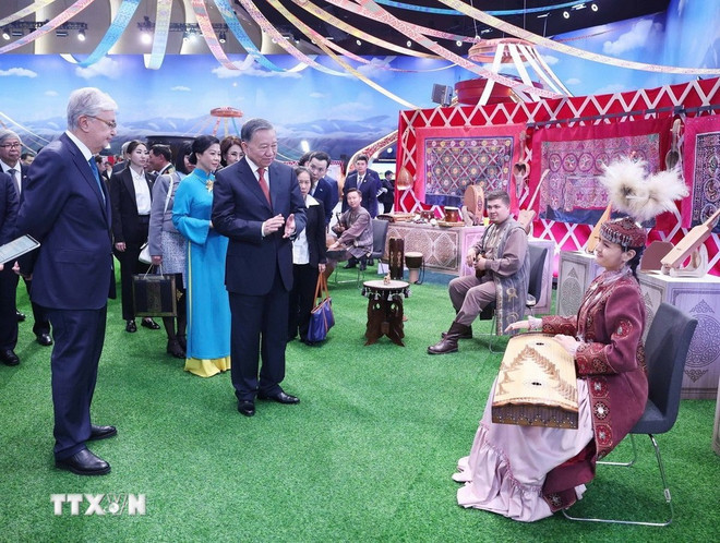 Party General Secretary To Lam and his entourage experience Kazakh traditions at Etno-Aul, the traditional cultural village of Kazakhstan on May 7. (Photo: VNA)