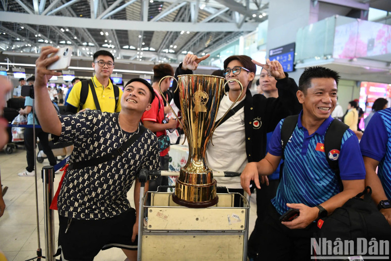 A large number of fans are present at Suvarnabhumi Airport to wait for the players.