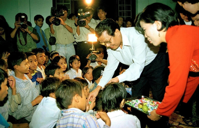 President Tran Duc Luong celebrated the Mid-Autumn Festival and presents gifts to disadvantaged and orphaned children being raised at charity shelters in districts of HaNoi (October 5, 1998). (Photo: Trong Nghiep/VNA) President Tran Duc Luong celebrated the Mid-Autumn Festival and presents gifts to disadvantaged and orphaned children being raised at charity shelters in districts of HaNoi (October 5, 1998). (Photo: Trong Nghiep/VNA)