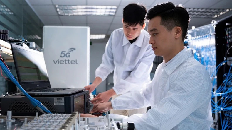 Viettel’s young staff research and develop 5G equipment. Viettel’s young staff research and develop 5G equipment.