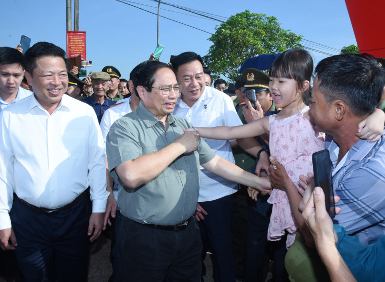 The Prime Minister with local people where the project passes through.