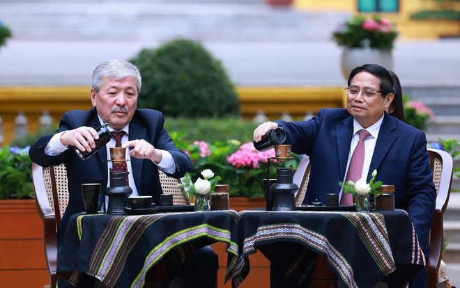 Prime Minister Pham Minh Chinh (R) and Kyrgyz Prime Minister Adylbek Kasymaliev enjoy Vietnamese coffee (Photo: VNA) Prime Minister Pham Minh Chinh (R) and Kyrgyz Prime Minister Adylbek Kasymaliev enjoy Vietnamese coffee (Photo: VNA)