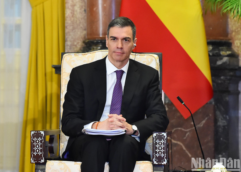 Spanish Prime Minister Pedro Sánchez speaks at the reception.