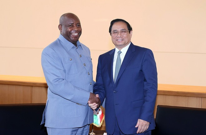 Prime Minister Pham Minh Chinh (R) meets with President Ndayishimiye. (Photo: VNA) Prime Minister Pham Minh Chinh (R) meets with President Ndayishimiye. (Photo: VNA)