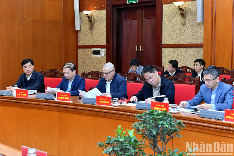 Members of the Steering Committee and delegates attend the meeting.