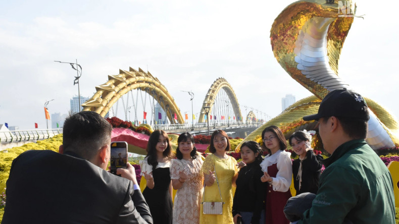 Da Nang residents enjoy spring on the morning of the second day of the Lunar New Year 2025. (Photo: ANH DAO)