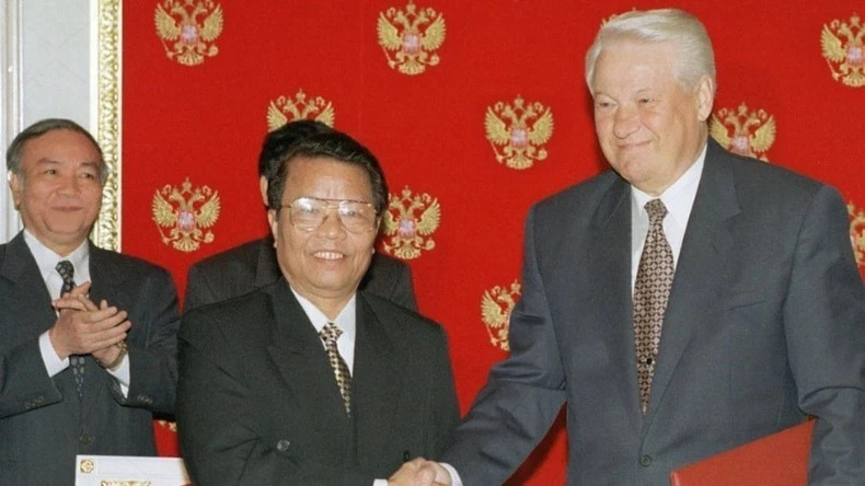 President Tran Duc Luong’s visit to the Russian Federation in August 1998 created a new breakthrough in the multifaceted cooperation between the two countries. For the first time, Russian President Boris Yeltsin affirmed that Russia considers Viet Nam a strategic partner in Southeast Asia. (Photo: VNA) President Tran Duc Luong’s visit to the Russian Federation in August 1998 created a new breakthrough in the multifaceted cooperation between the two countries. For the first time, Russian President Boris Yeltsin affirmed that Russia considers Viet Nam a strategic partner in Southeast Asia. (Photo: VNA)