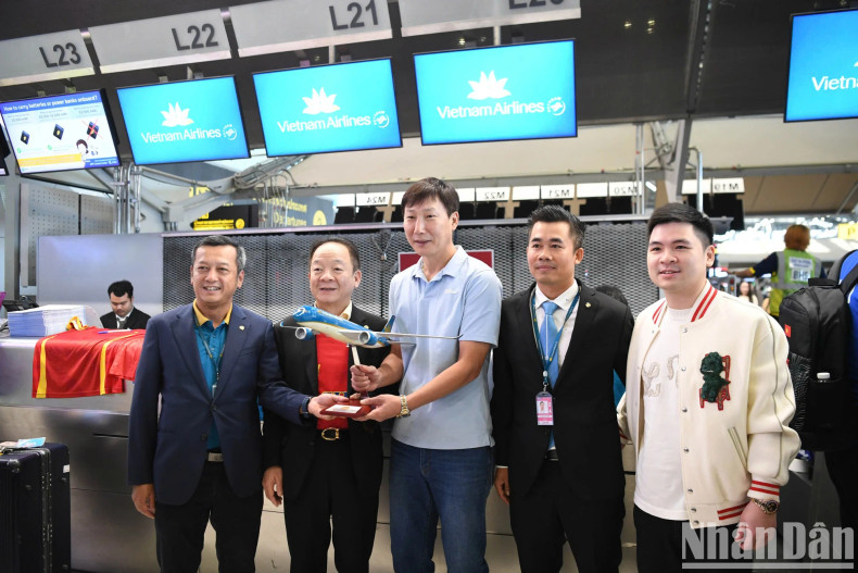 Representatives of Vietnam Airlines Thailand present souvenirs to the team.