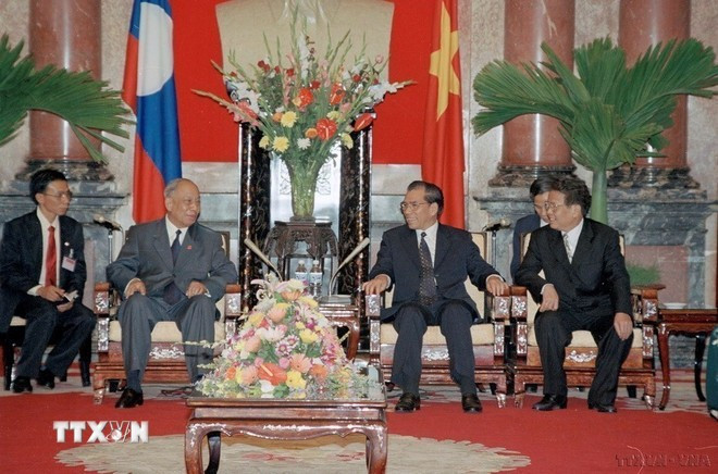 Party General Secretary Nong Duc Manh (second from right) and State President Tran Duc Luong (first from right) receive President of the Lao People’s Revolutionary Party and President of Laos Khamtay Siphandone, during his official friendship visit to Vietnam in 2002. (Photo: VNA)