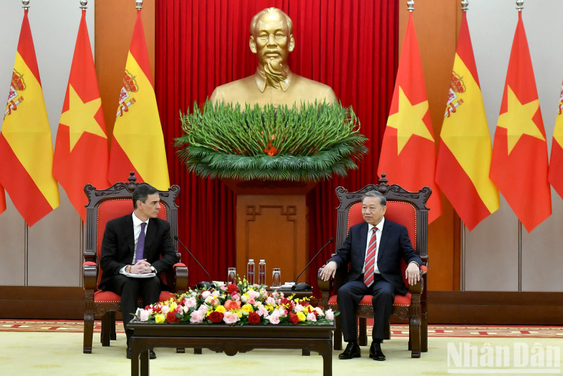 [In Pictures] Party chief To Lam receives Spanish Prime Minister Pedro Sánchez ảnh 1