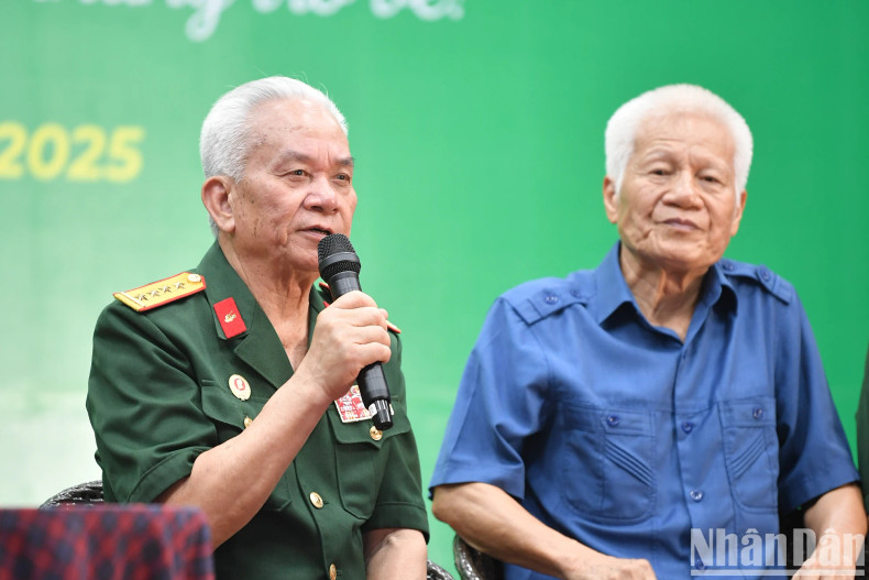 Lieutenant Vu Dang Toan, the tank commander of vehicle number 390, who led the advance into the Independence Palace on April 30, 1975, shares his experiences at the event. Lieutenant Vu Dang Toan, the tank commander of vehicle number 390, who led the advance into the Independence Palace on April 30, 1975, shares his experiences at the event.