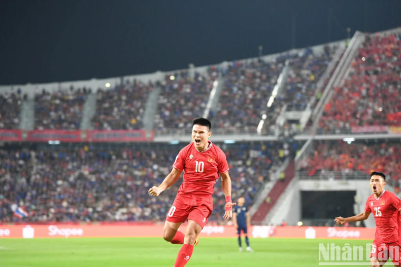 Surprisingly, in the 7th minute, Tuan Hai escaped and flicked the ball over goalkeeper Khammai's head to make it 1-0 for the Vietnamese team. Surprisingly, in the 7th minute, Tuan Hai escaped and flicked the ball over goalkeeper Khammai's head to make it 1-0 for the Vietnamese team.