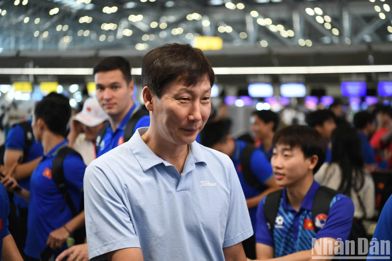 Coach Kim Sang-sik is in a good mood before departure.