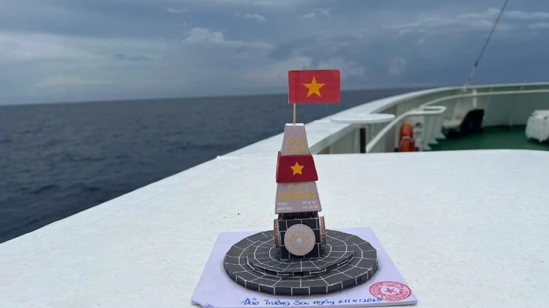 A model of Thuy Duong’s sovereignty landmark stamped with the seal of Truong Sa island. A model of Thuy Duong’s sovereignty landmark stamped with the seal of Truong Sa island.