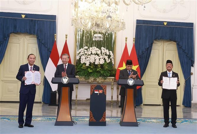 General Secretary of the Communist Party of Vietnam Central Committee To Lam and Indonesian President Prabowo Subianto witness the exchange of cooperation agreements between the two countries (Photo: VNA) General Secretary of the Communist Party of Vietnam Central Committee To Lam and Indonesian President Prabowo Subianto witness the exchange of cooperation agreements between the two countries (Photo: VNA)