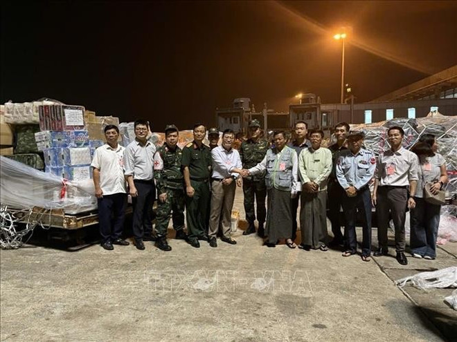 Vietnam hands over relief supplies to Myanmar on March 30 night. (Photo published by VNA)
