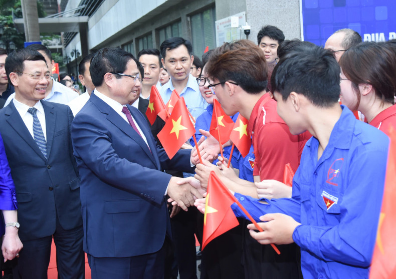 Prime Minister Pham Minh Chinh with students attending the launching ceremony.