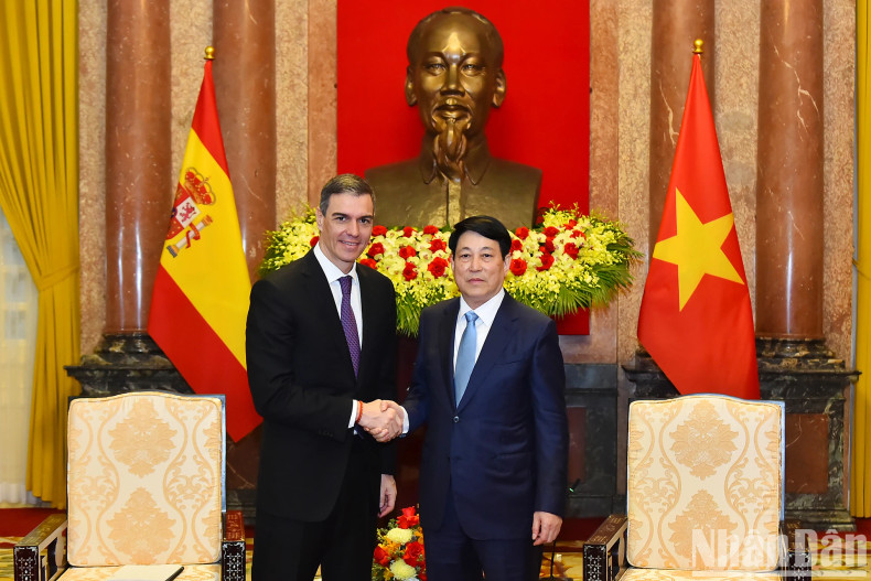 This is the first visit to Vietnam by the head of the Spanish Government since the two countries established diplomatic relations in 1977. It is also the first prime minister-level delegation exchange between the two countries in more than 20 years, marking an important milestone in the relationship between the two countries.