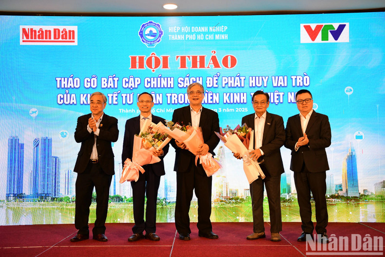 [In Pictures] Overview of workshop on removing policy shortcomings to promote role of private economy in Vietnam ảnh 7