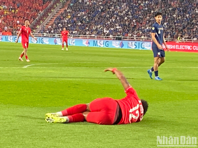 Xuan Son was injured after trying to pass the ball. Xuan Son was injured after trying to pass the ball.