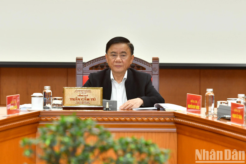 Politburo member and Permanent member of the Party Central Committee's Secretariat Tran Cam Tu speaks at the meeting.