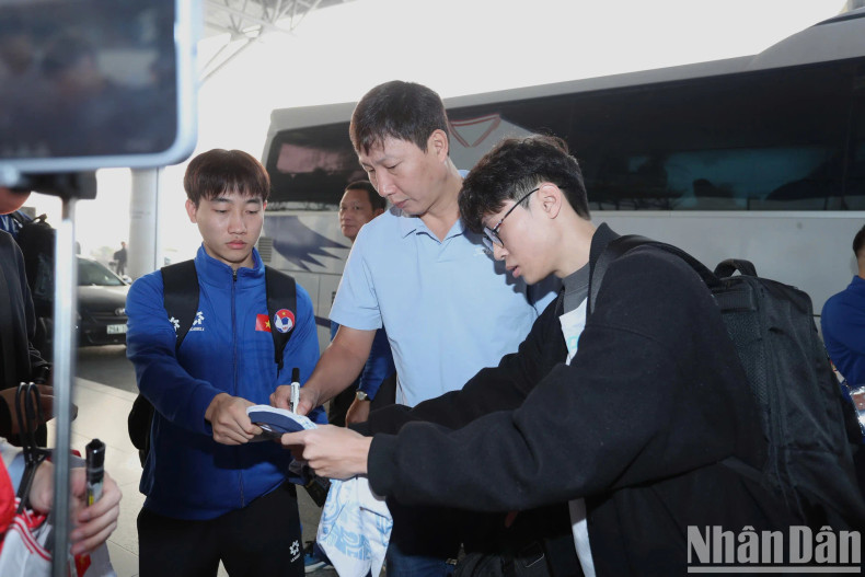 Fans ask for coach Kim Sang-sik's autograph. Fans ask for coach Kim Sang-sik's autograph.