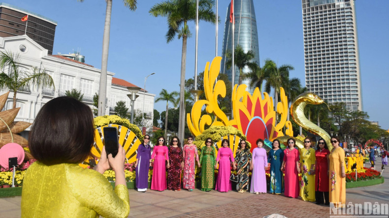 Beautiful moments that everyone wishes to keep. (Photo: ANH DAO)