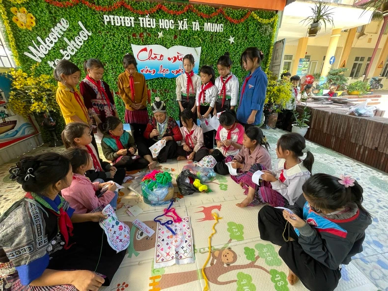 Model of cultural preservation in schools at Ta Mung Primary Boarding School for Ethnic Minorities. (Photo: Tran Tuan)