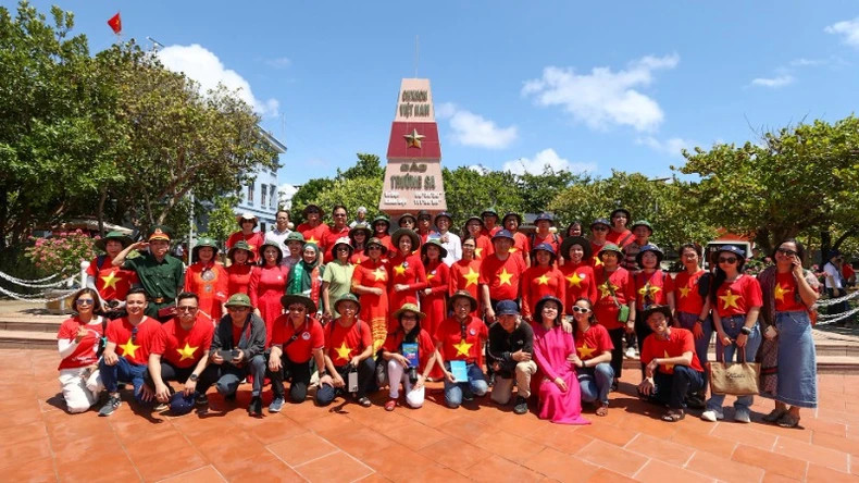 Overseas Vietnamese delegation visit the army and people of Truong Sa Island District.