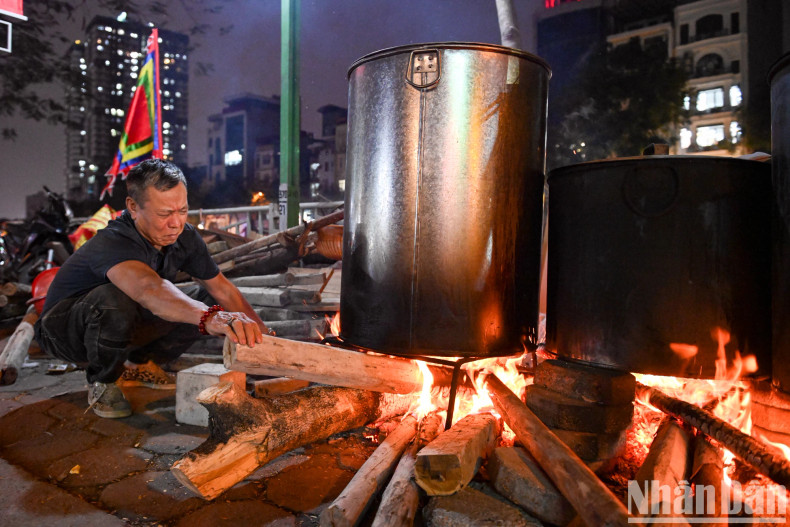 Mr Han (64 years old), living on Khuong Dinh Street (Thanh Xuan District), said: “This year, my family started boiling banh chung from the 25th of the 12th lunar month, and every day until the 29th of Tet, the fire is red like this. The homemade banh chung is mainly for relatives, family, and neighbours around the area”. Mr Han (64 years old), living on Khuong Dinh Street (Thanh Xuan District), said: “This year, my family started boiling banh chung from the 25th of the 12th lunar month, and every day until the 29th of Tet, the fire is red like this. The homemade banh chung is mainly for relatives, family, and neighbours around the area”.