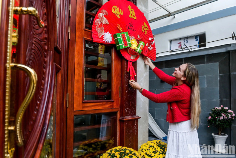 To prepare for the traditional Vietnamese New Year, over the past few days, Marcele Seippel, Son’s wife, has also decorated the house, and bought more fresh flowers such as chrysanthemums and peach blossoms according to custom. To prepare for the traditional Vietnamese New Year, over the past few days, Marcele Seippel, Son’s wife, has also decorated the house, and bought more fresh flowers such as chrysanthemums and peach blossoms according to custom.