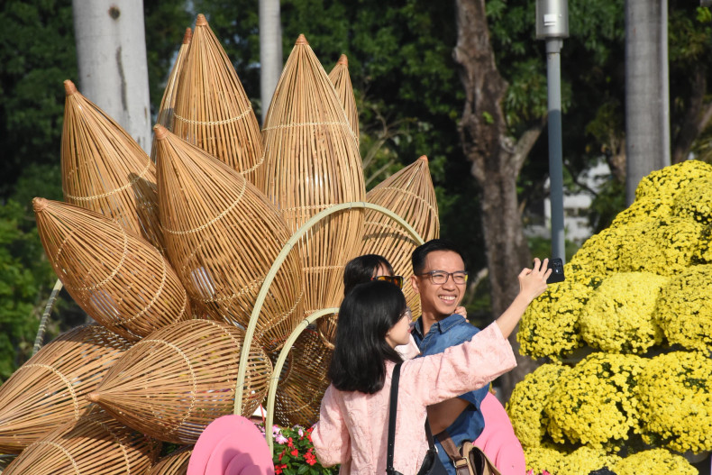 The flower street area west of the Dragon Bridge is a place that attracts a lot of residents and tourists to visit and take souvenir photos. (Photo: ANH DAO)